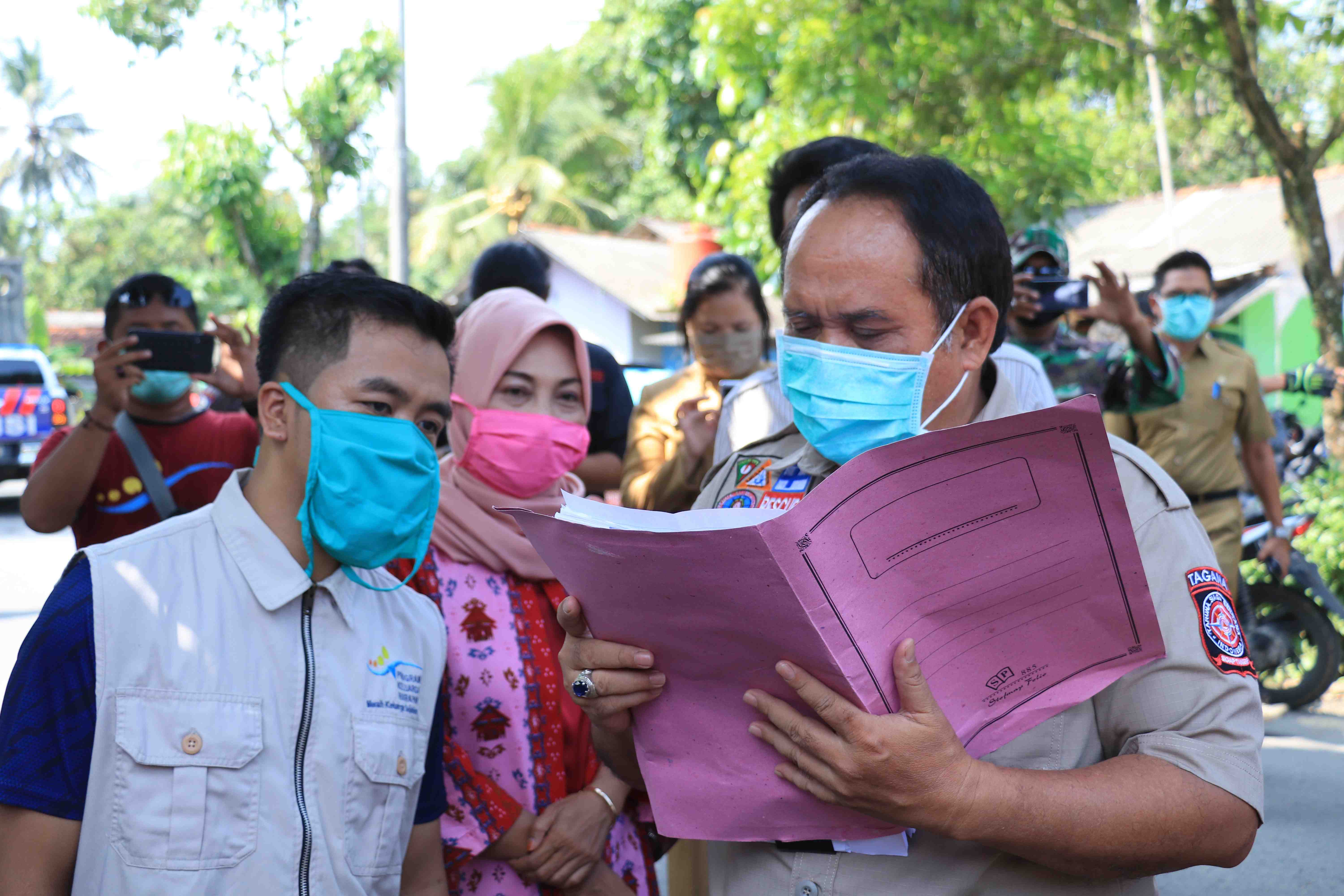 Penyerahan Secara Simbolis Bantuan Jaminan Pengaman Sosial