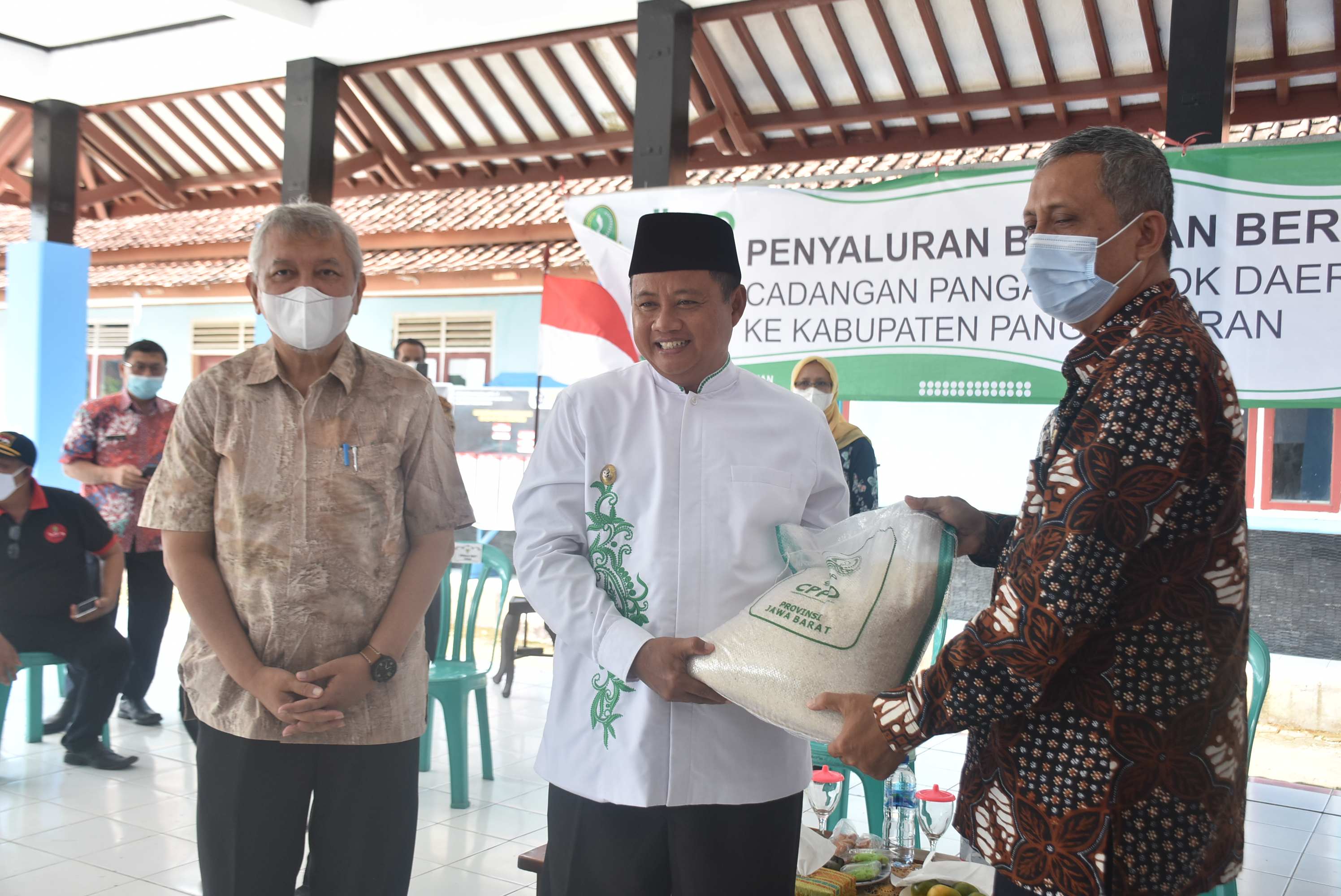 Penyerahan Cadangan Pangan Pemerintah Daerah Melalui Kegiatan PDRP