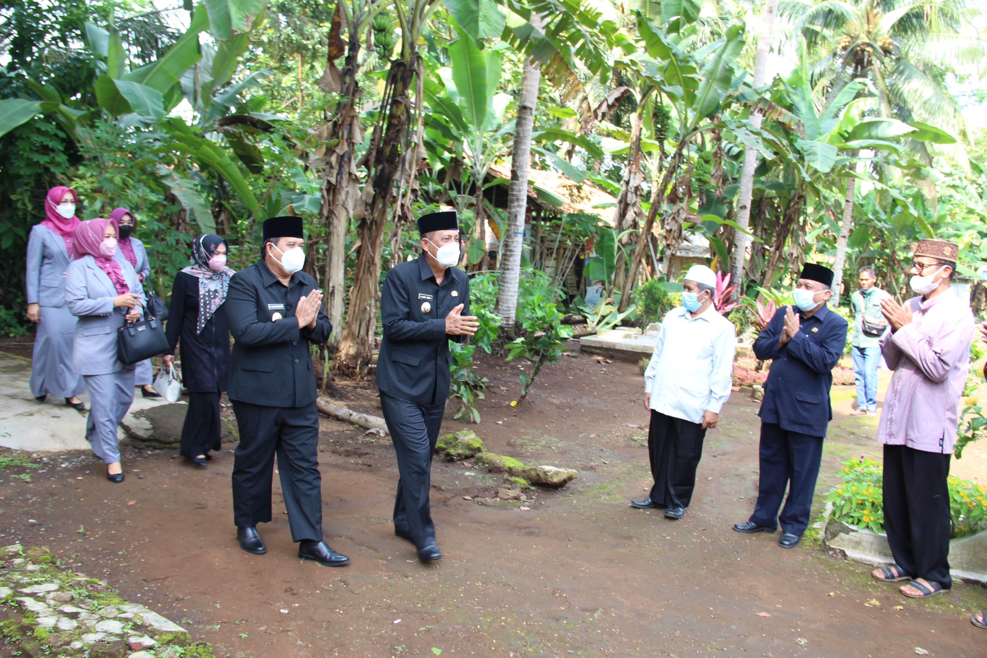 Ziarah Makam ke Tokoh Pemekaran Kab. Pangandaran Almarhumah Hj. Endah Surtinah Hadari
