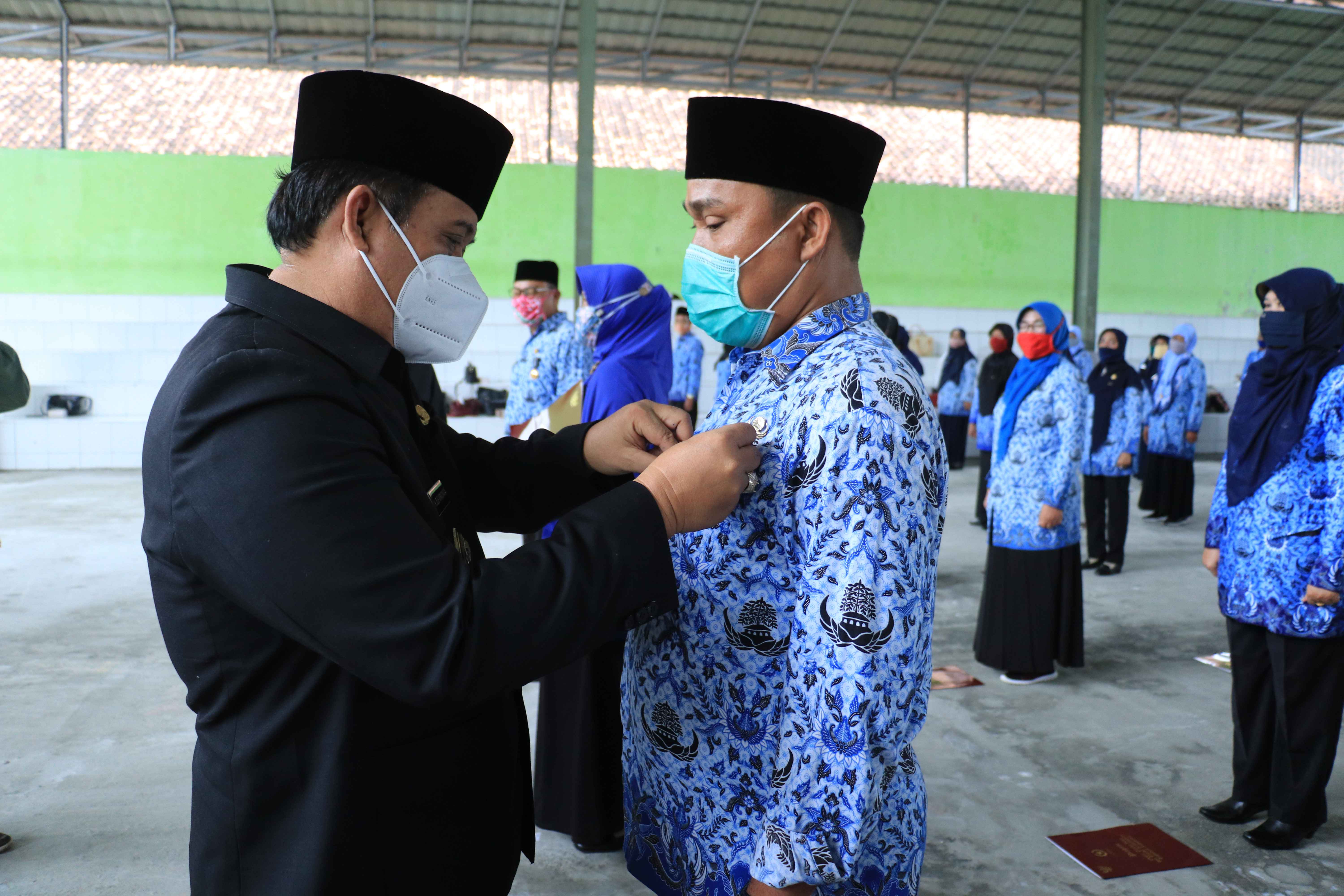 Penyerahan Satya Lencana Karya Satya