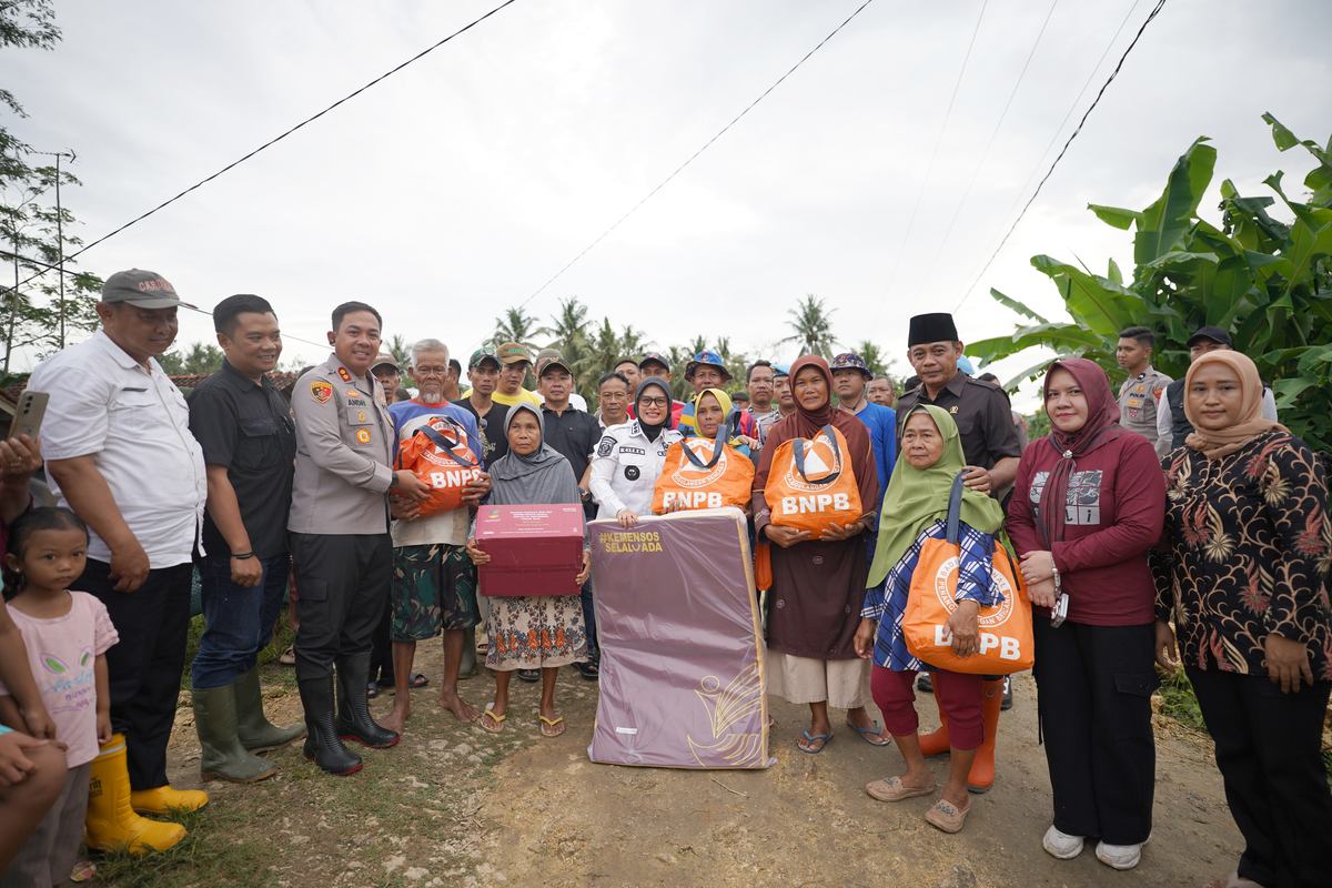 Bupati Pangandaran Tinjau Lokasi Banjir, Salurkan Bantuan untuk Warga Terdampak