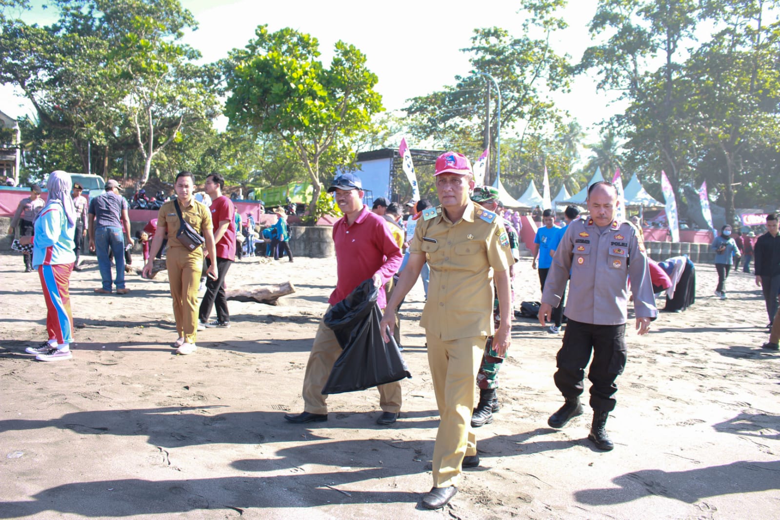 WABUP PANGANDARAN IKUTI GERAKAN BERSIH-BERSIH PADA PERINGATAN HARI PEDULI SAMPAH NASIONAL