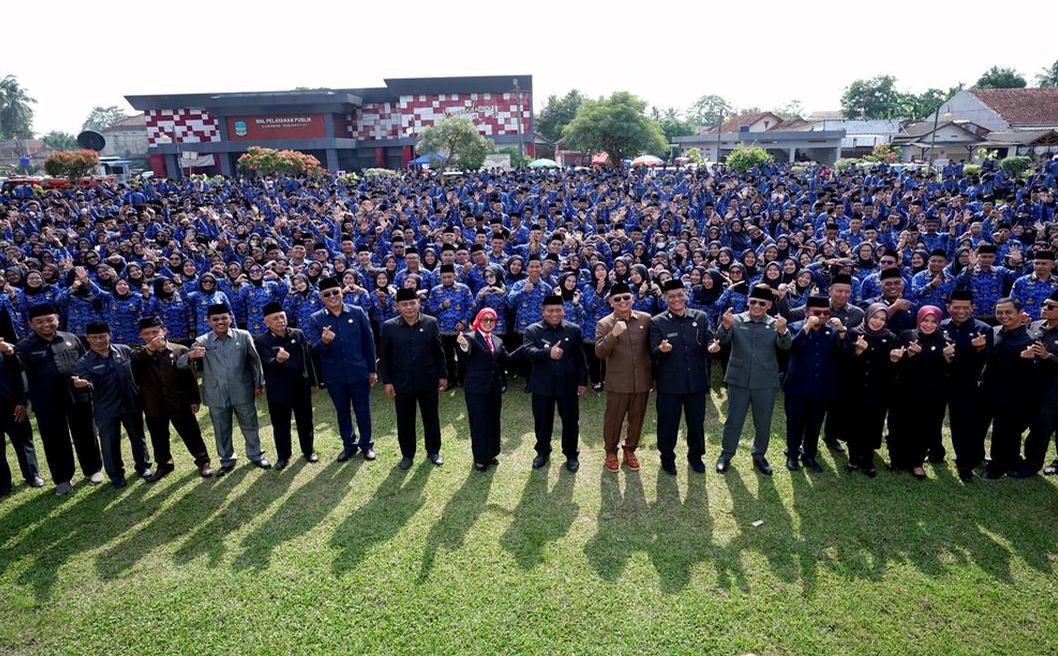 Pemkab Pangandaran Serahkan 2.370 SK PPPK Paruh Waktu di Alun-alun Parigi