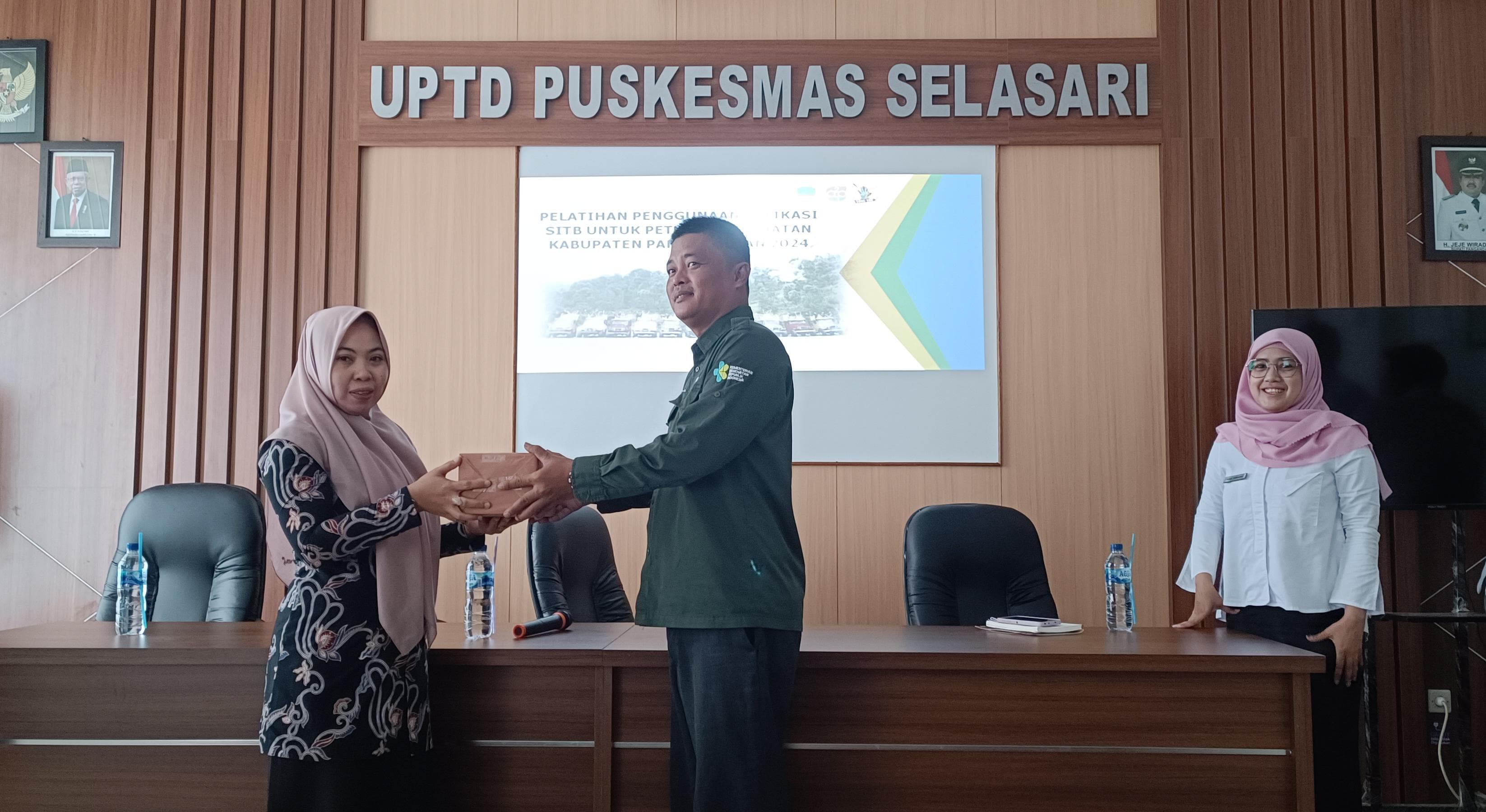 Puskesmas Mangunjaya mendapatkan Penghargaan dengan Capaian Terbaik dalam Penemuan Kasus TB Semester 1