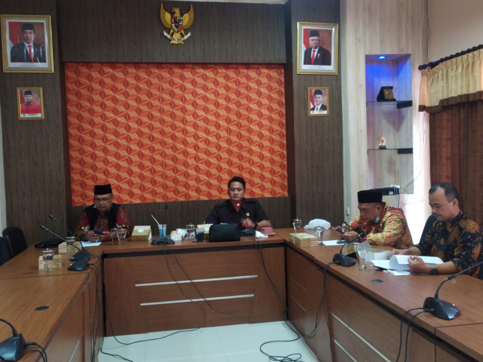 RAPAT INTERNAL BAPEMPERDA DALAM PENYUSUNAN JADWAL MONITORING IMPLEMENTASI PERDA KABUPATEN PANGANDARAN