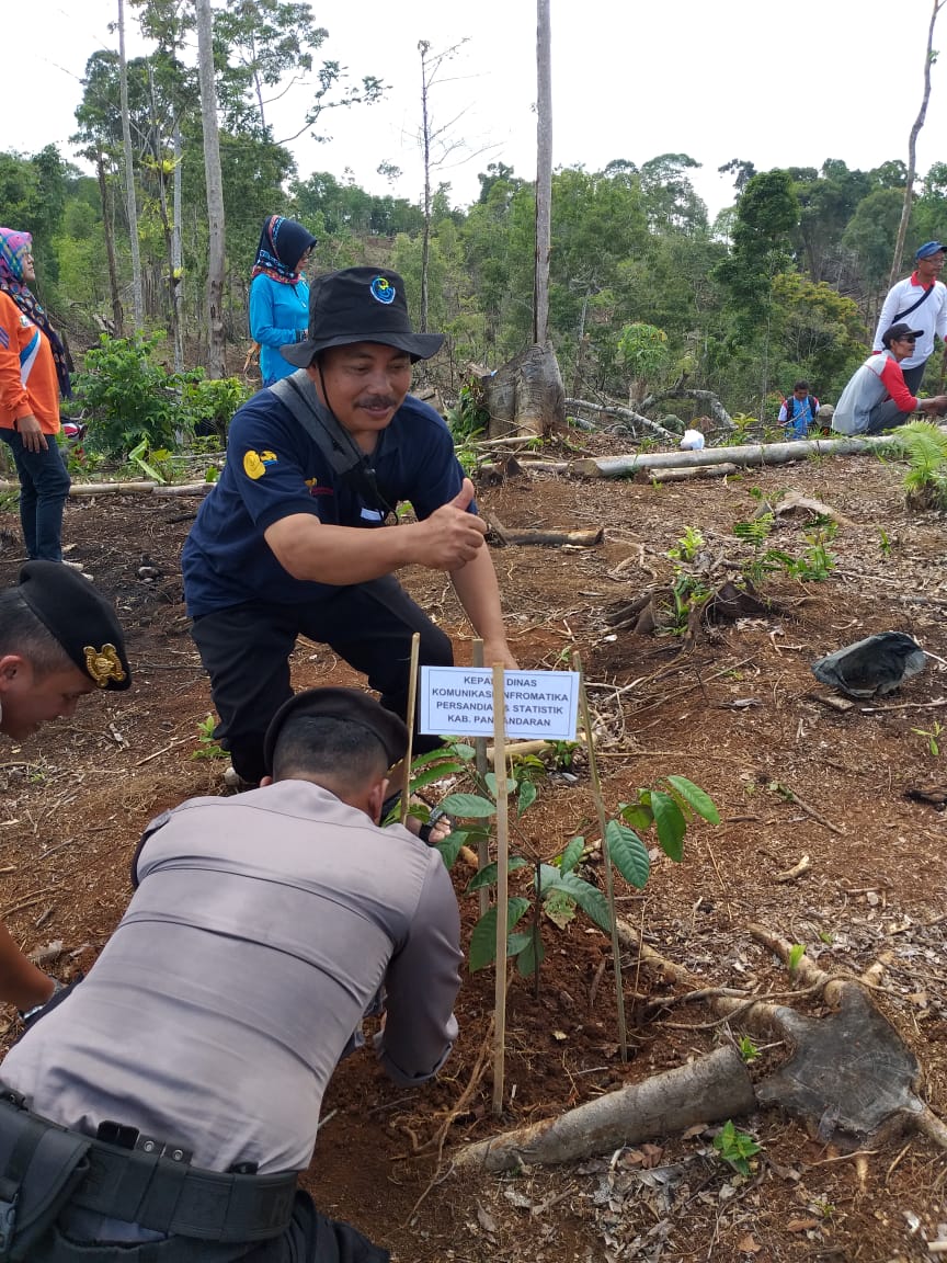 Penanaman Pohon Untuk Reboisasi Hutan Selasari