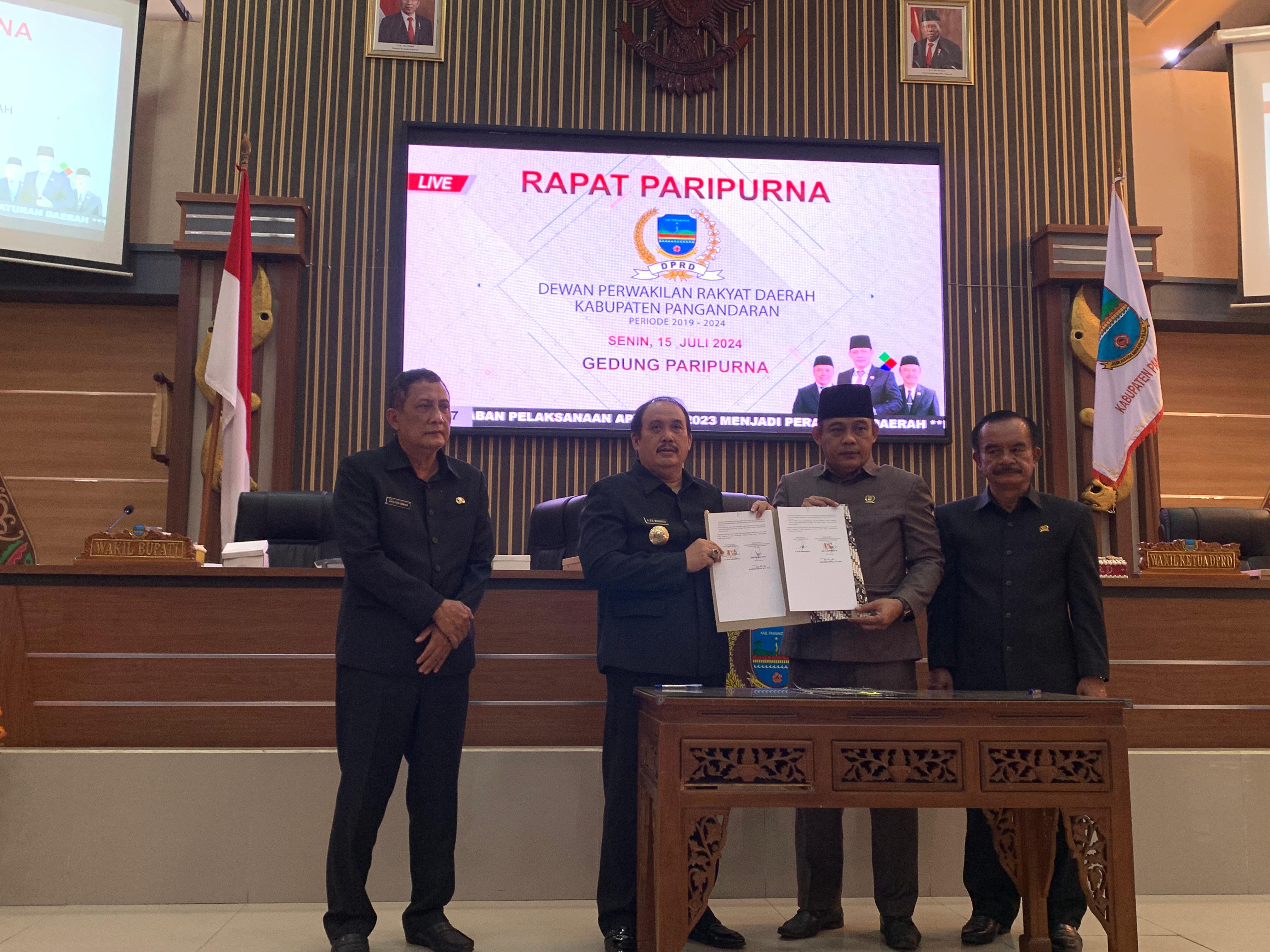 5 RAPERDA DISAHKAN MENJADI PERATURAN DAERAH DALAM RAPAT PARIPURNA