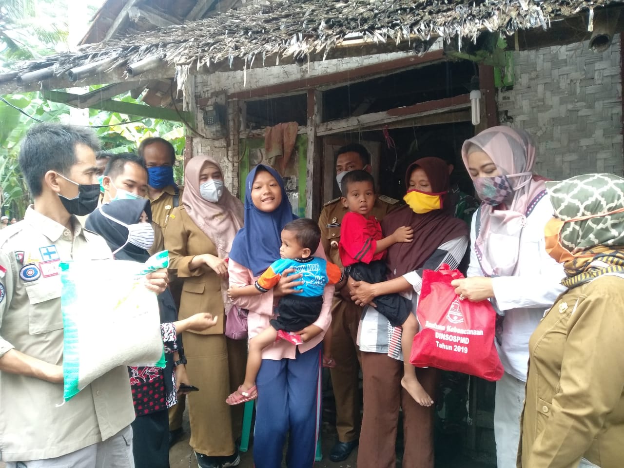 Penyerahan Sembako dan Verifikasi Rumah Tidak Layak Huni bersama Ibu Bupati Pangandaran