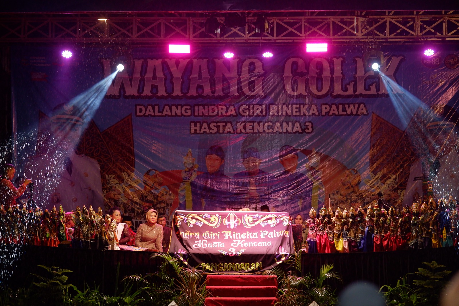 BUPATI PANGANDARAN HADIRI PAGELARAN WAYANG GOLEK DALAM RANGKA MILANGKALA KABUPATEN PANGANDARAN KE-13 TAHUN 2025