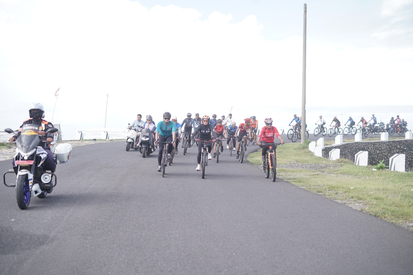 BUPATI PANGANDARAN HJ. CITRA PITRIYAMI LEPAS PESERTA FUN BIKE HUT KABUPATEN PANGANDARAN KE-13 TAHUN 2025